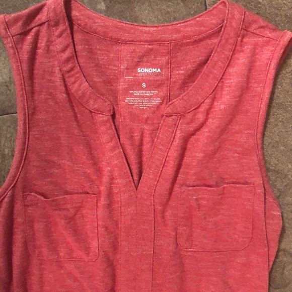 Sleeveless shirt, size small - Picture 3 of 4